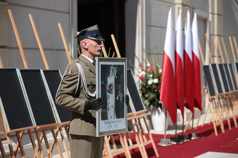 Uroczystość wręczenia not identyfikacyjnych rodzinom 26 ofiar reżimów totalitarnych – Warszawa, 12 sierpnia 2021. Fot. Mikołaj Bujak (IPN)