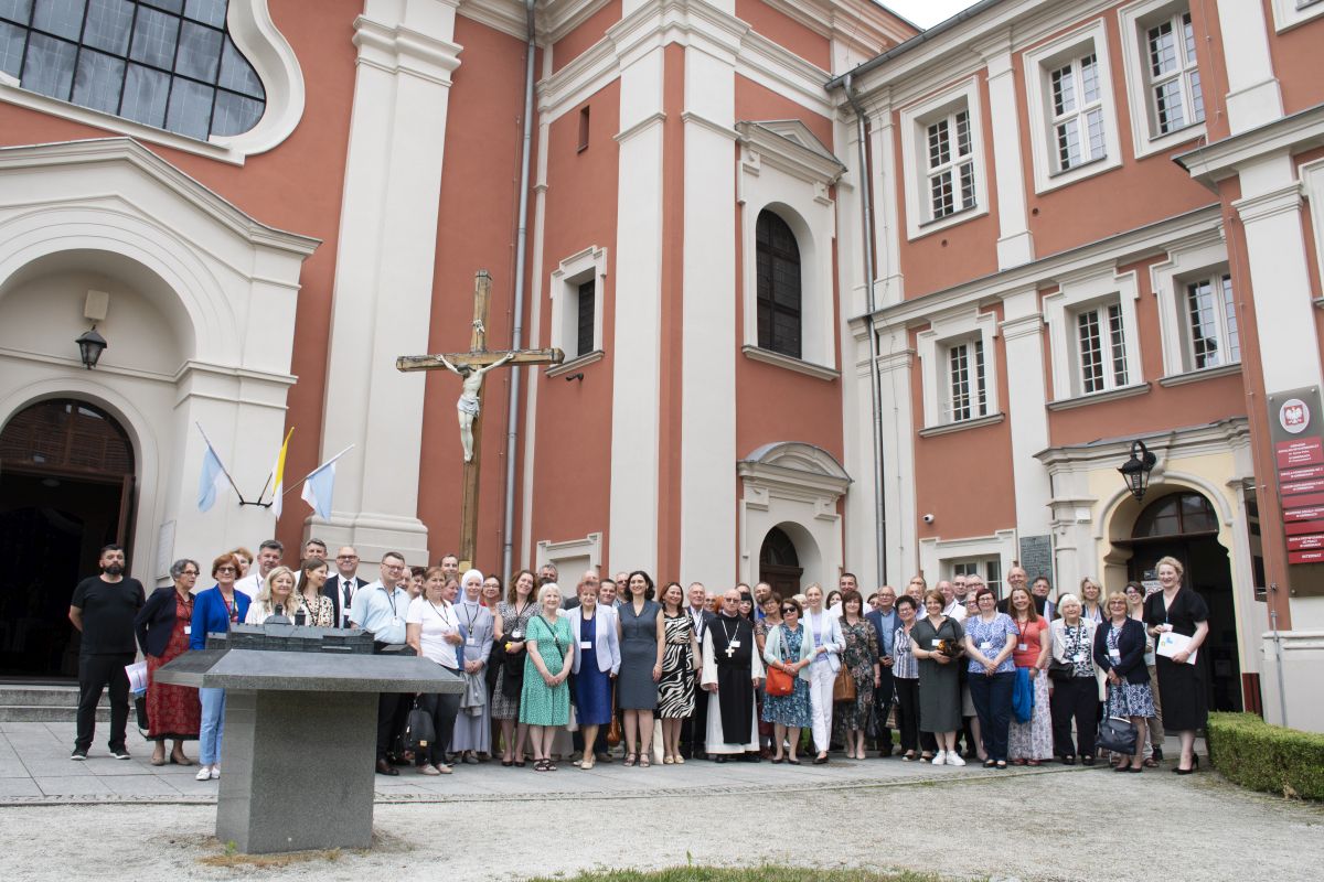 Uczestnicy XII Forum Szlaku Cysterskiego w Polsce, przed fasadą kościoła pw. św. Jana Chrzciciela w Owińskach, 2023